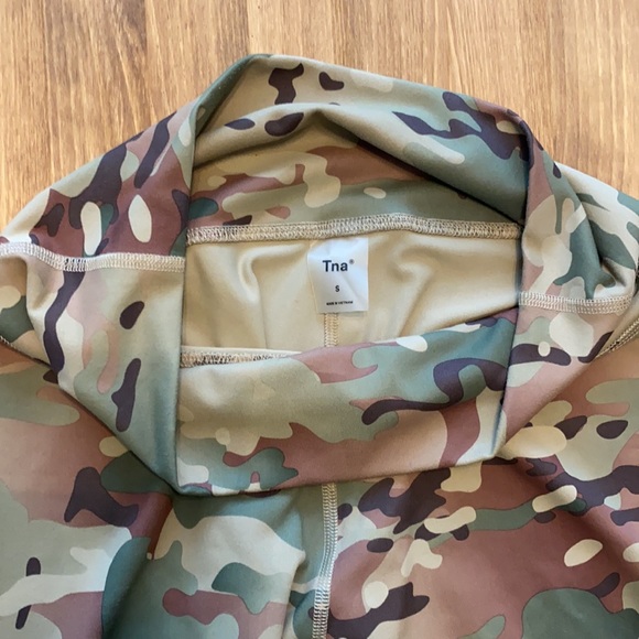 Aritzia TNA Camo Leggings mid-rise size small. - Picture 2 of 3